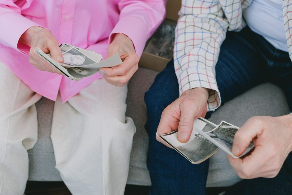Dos generaciones revisando fotografias antiguas de la empresa