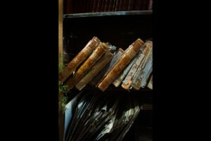 Libros de registro antiguos en el archivo de una empresa