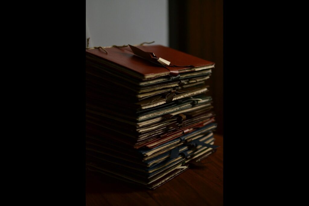 Pila de libros de registro que conservan la memoria de una empresa