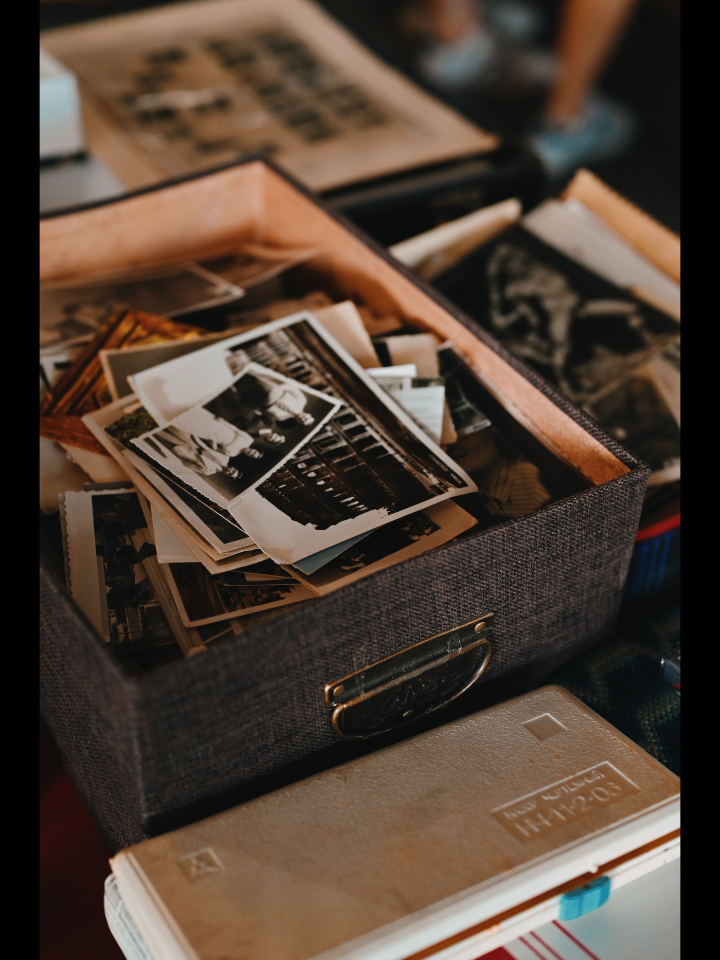 Caja con fotografias historicas de empresa sin identificar